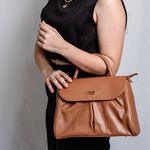 Bolsa de Mão Caramelo em Couro com Alça Tiracolo Média