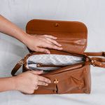 Bolsa de Mão Caramelo em Couro com Alça Tiracolo Média