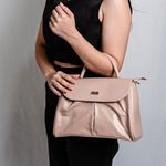 Bolsa de Mão Bege em Couro com Alça Tiracolo Média
