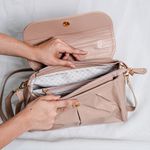Bolsa de Mão Bege em Couro com Alça Tiracolo Média