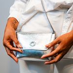 Bolsa Tiracolo Prata Em Couro Pequena Alice