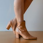 Bota Feminina Mel Couro Beatriz Cano Curto
