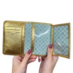 KIT Sandália Rasteira Hellen Dourada + Carteira Feminina Dourada Porta Cartão em Couro Legítimo