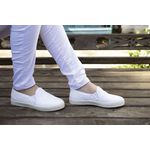 Tênis Slip on em Couro com detalhes