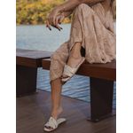 Rasteira Off White com Tiras Cruzadas e Detalhe Central