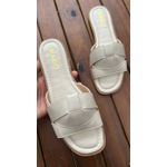 Rasteira Off White com Tiras Cruzadas e Detalhe Central