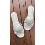 Rasteira Off White com Tiras Cruzadas e Detalhe Central