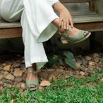 Sandália Rasteira - Sálvia - VERSO