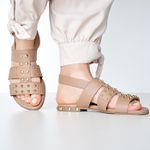 Sandália Rasteira Couro Bege e Spikes