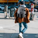 Mochila Média Quadriculada Estilo Escolar Juvenil Moderno Bolso Antifurto Quadriculada Branco e Preto