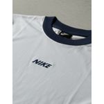 Camiseta Nike Oversized Perfumada - Branca com a Gola e Logo Azul Marinho