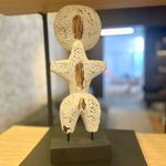 Escultura Artesanal de Madeira Anak Pequena