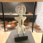 Escultura Artesanal de Madeira Anak Pequena