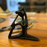 Escultura Yoga em Louça Preta