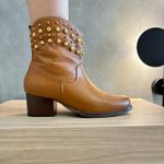 BOTA CARAMELO DETALHES ESFERAS DOURADO