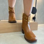 BOTA CARAMELO DETALHES ESFERAS DOURADO