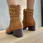BOTA CARAMELO DETALHES ESFERAS DOURADO