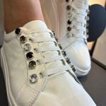 TENIS COURO BRANCO ELÁSTICO STRASS PRETO