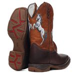 Bota Texana Masculina Couro Fóssil Café e Caramelo Bordado Cavalo Sola Jump – Tatu Virado