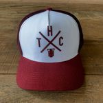 BONÉ ABA CURVA THC BRANCO COM VERMELHO - ESTILO TRUCKER