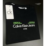 Camiseta CK Malha Sofit Preta Com Escritos Silk Branco e Verde 
