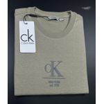 Camiseta CK Malha Sofit Chumbo Com Detalhes Escritos No Meio 
