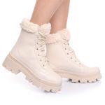 Bota Tratorada Detalhe Pelucia Off White Tenehi