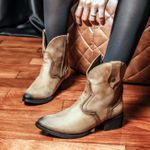 Bota Feminina couro estilizada texana, forrada espumada 9080 k Marrom