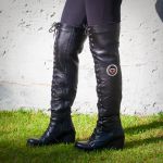 9415AT-Bota feminina motociclista roqueira big over em couro soft forrada conforto Preto