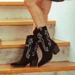 Bota Feminina Texana Western Salto Médio Couro Forrada 17000 preto camurça