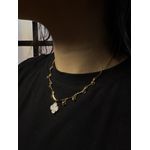 Colar delicado com corações e flor branca 