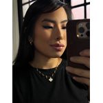 Colar delicado com corações e flor branca 