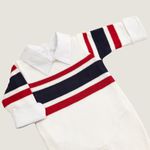 Macacão Lucas Branco com Azul Marinho e Vermelho.