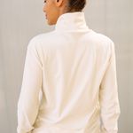 Blusa Ravena off white textura com bolsos e gola alta Trituê 