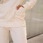 Blusa Ravena off white textura com bolsos e gola alta Trituê 
