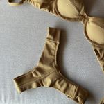Calcinha biquíni Phoenix fio duplo lateral plissada dourado Trituê