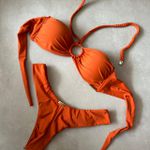 Top biquíni Alba laranja tomara que caia argola banho ouro alça trança manual Trituê 