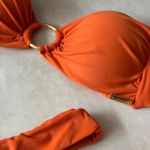 Top biquíni Alba laranja tomara que caia argola banho ouro alça trança manual Trituê 
