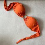 Top biquíni Alba laranja tomara que caia argola banho ouro alça trança manual Trituê 