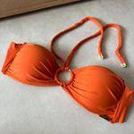 Top biquíni Alba laranja tomara que caia argola banho ouro alça trança manual Trituê 