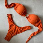 Top biquíni Alba laranja tomara que caia argola banho ouro alça trança manual Trituê 