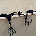 Top Avulso Cortininha Gaia Preto textura metal torcido ouro Trituê 