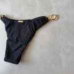 Calcinha Solara biquíni preto textura metal resina exclusiva Trituê 