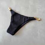 Calcinha Solara biquíni preto textura metal resina exclusiva Trituê 