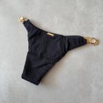 Calcinha Solara biquíni preto textura metal resina exclusiva Trituê 