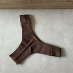 Calcinha biquíni Phoenix fio duplo lateral plissada marrom cacau Trituê