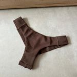 Calcinha biquíni Phoenix fio duplo lateral plissada marrom cacau Trituê