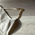 Top Solana meia taça textura off white vanilla com corrente ouro Trituê 