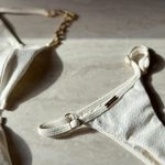 Calcinha Iris avulsa fio textura off white Vanilla regulagem ouro Trituê 