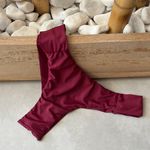 Calcinha biquíni Phoenix fio duplo lateral plissada cereja Trituê